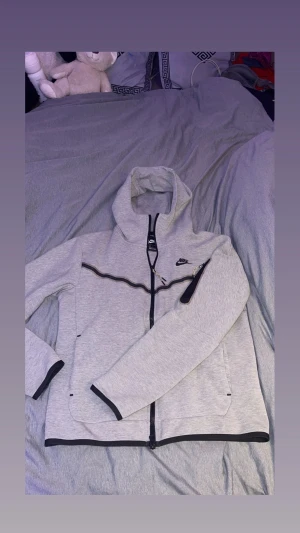 Nike tech - Ett super fint Nike tech sett i grå i väldigt bra skick. Tröjan i S byxorna i M