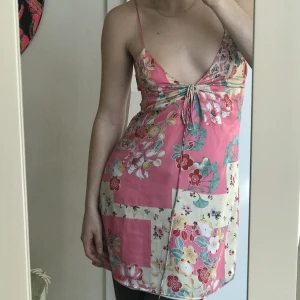 Sommarklänning - Rosa klänning från Zara i silkigt material, säljer då den inte används så mycket.