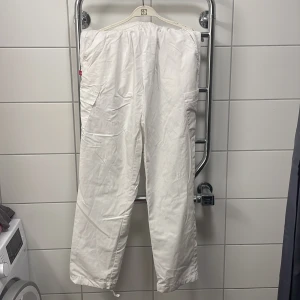 Vita tunna ”cargobyxor”  - Bra skick finns 3 styckna 