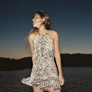 Slutsåld Zara klänning - Väldigt fin mönstrad zara klänning❤️ Säljer då den är för stor för mig där uppe, storlek XS men hade suttit bättre på S. Nypris 500kr, lägger ut igen pga oseriös köpare