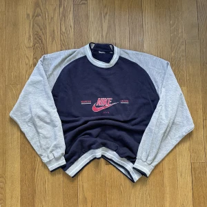 Vintage Nike sweatshirt - Riktigt go tröja som dessvärre inte kommer till användning. Finns någon diskret fläck på ena armen vad jag har hittat men annars i fint secondhand-skick. Lappen är bortklippt men skulle klassa den som herrstorlek M/L. Önskas mått är det bara att skriva! 
