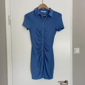 Klänning Pull & Bear - Superfin klänning från Pull & Bear! Helt oanvänd då jag inte gillade hur den satt på mig 