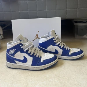 Jordan 1s - Säljer nu mina superfina jordan 1 mids i strl 38,5, pga används ej längre!🥰 super fint skick och i färgen Kentucky Blue. OriginalBoxen medföljer. Köpta för 2600kr och säljer nu för 1000, priset kan diskuteras vid snabb affär!☺️