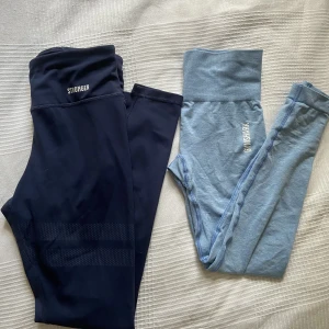 Träningstights  - Rensar träningskläder! 🦋Gymshark Adapt seamless tights: ljusblå strl xs, finaste passformen någonsin!! Åt det tightare hållet. 150kr. Nypris 599kr.  💙Stronger Signature Tights: mörkblåa ficka på baksidan i ”midjeresåret”. Strl: S. 150kr. Nypris 699kr.   
