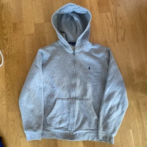 Ralph Lauren zip - Den är XS och kör intresse koll på den vill sälja den och gärna få några hundra eftersom den är i så bra skick och inga defekter skriv för minsta fråga🤩👍Inga skam bud tack 🙏 