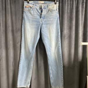  Blåjeans för män-  Rymliga loose fit-jeans med hög midja  Har inte använts, helt nya.