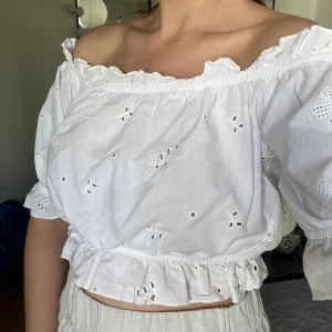 Off shoulder blus - Vit off shoulder topp från Gina Tricot, storlek 36. Fint skick!