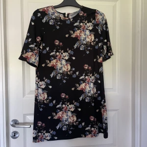 Blommig klänning - Säljer en super söt blommig klänning, bra skick 