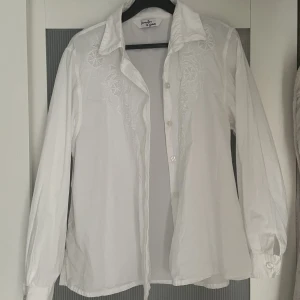 Skjorta  - Uppskattad storlek, 38/40.  Sitter bra, inte tajt och inte väldigt oversized, på mig som har 36/38💕