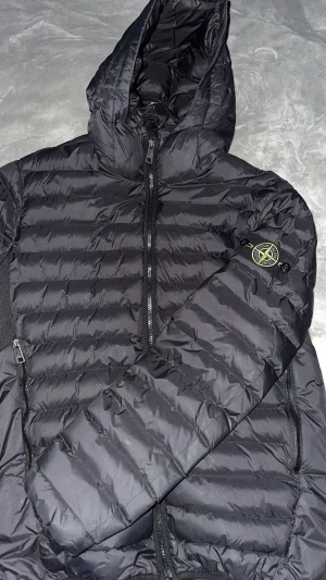 Stone Island Dunjacka - Säljer min Stone Island dunjacka Membrana TC. Köpt för längesedan så inget kvitto eller tags. Storleken är XL men passar mer som en L. Givetvis äkta. Använder aldrig, därav priset, vill bli av med den bara. fler bilder DM