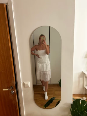 Klänning - Vit sommardröm. Endast använd ett fåtal gånger. Pris kan alltid diskuteras. 