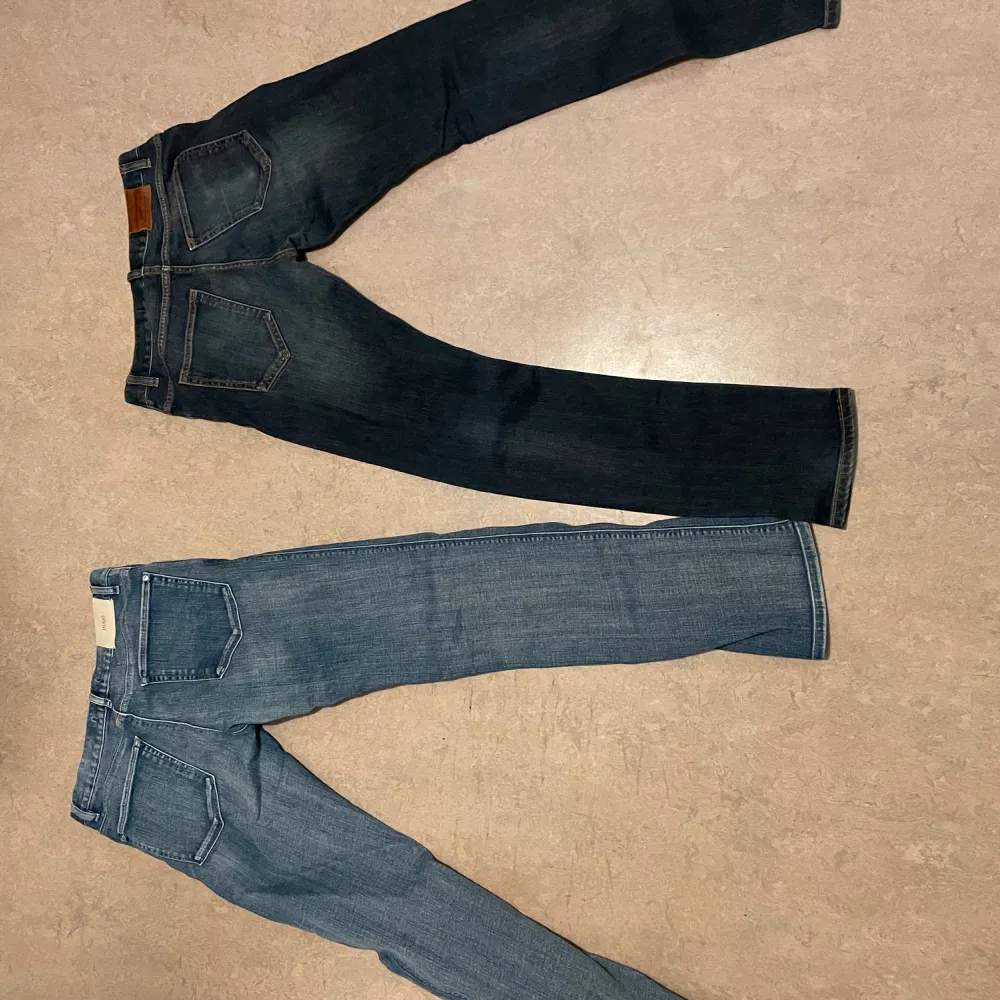Hej, säljer dessa 2 par jeans för de har blivit små och passar inte mig längre. Det är Hugo boss och pekperformance båda för 1000kr  Hugo boss- 700kr size 31/34 Peakperformance- 500 size 30/34. Jeans & Byxor.