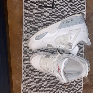 Jordan 4 Oreo - Jordan 4 Oreo för ett bra pris. De är i bra skick och bara använda fåtal gånger.  Tyvärr inget kvitto. Vid snabb o smidig affär kan priset diskuteras. Skriv i dm om du har mer frågor