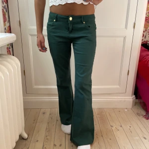 Såå fina lowwaist gröna jeans🙏🏻 - Superfina bootcut gröna jeans😍 modell 167💖😁 Midjemått; 38 rakt över Innerbenslängd 73💖