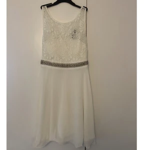 Sommarklänning  - Endast använd 2 gånger så den är i nyskick. Klänningen har en innerkjol och inlägg i bysten. Tror även att den passar en XS då den är ganska tight i ryggen. 