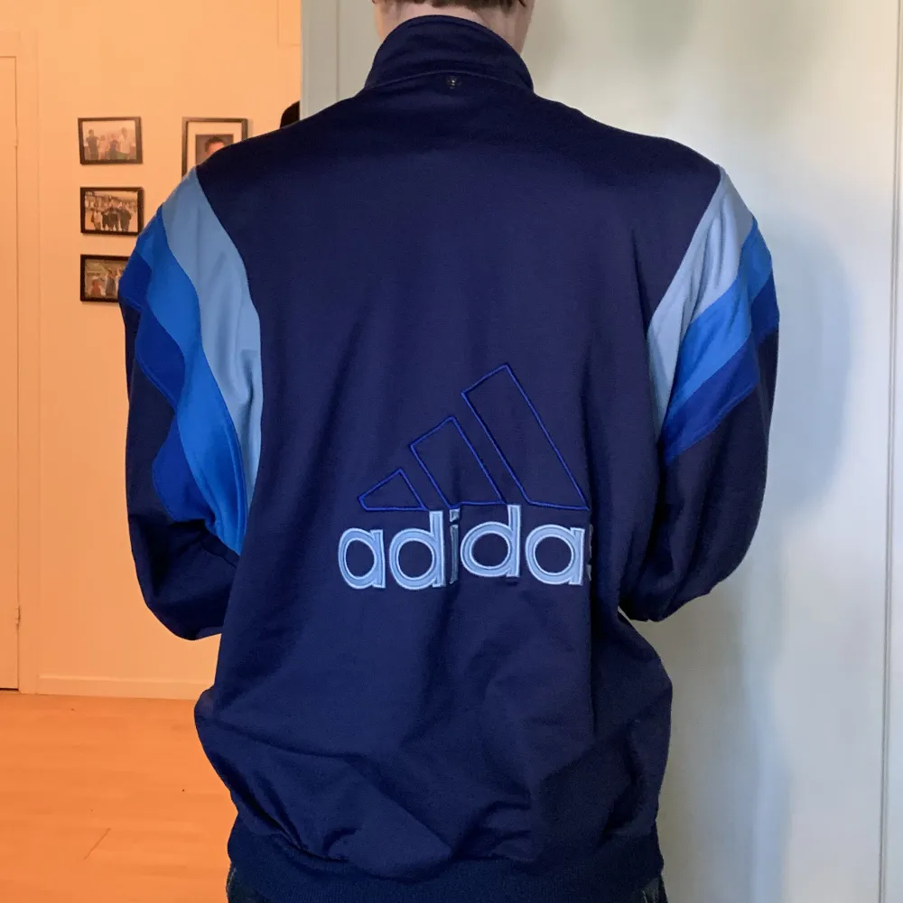 Unik Adidaströja med stor logga på ryggen och en liten på bröstet. Hoodies.