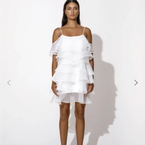 By malina klänning - Säljer min studentklänning från By malina. Använd en dag och är i perfekt skick.