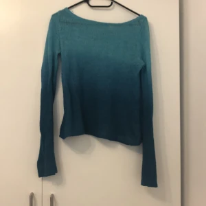 Tröja - En super fin stickad blå tröja i storlek xs/s som jag säljer för att den inte kommit till användning💗(köparen står för frakten)