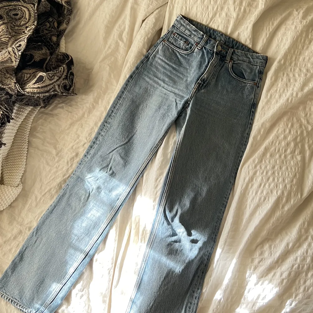 Säljer dessa weekday jeans i storlek 34/32 de har inga defekter alls de är som nya.. Jeans & Byxor.