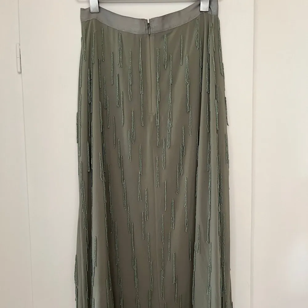 Kjol från H&M Conscious exclusive. Använd, men utan anmärkning.  Storlek: 38 Material: 100% polyester. Kjolar.