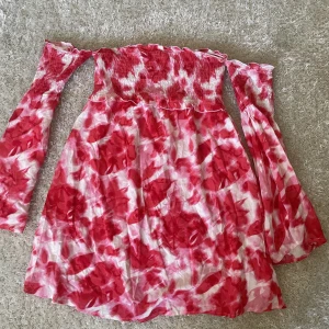 Off-shoulder klänning - Klänningen är knappt använd, köpt på Zalando förra sommaren för 350 kr. 