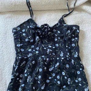 Blommig klänning från H&M - Blommig klänning från H&M, använd men bra skick