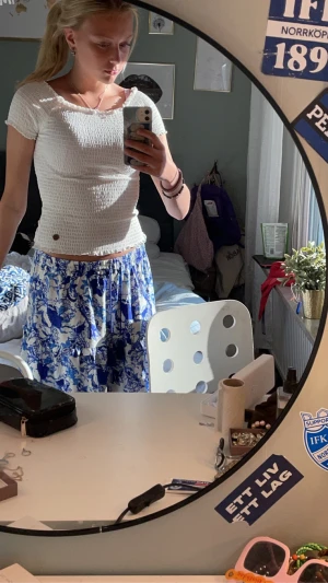 Sommar topp - Säljer min fina sommar topp. Den är köpt på Kappahls barn avdelning, men passar mig som har storlek s/sx. 💕 varan är i ny skick. 💕köparen står för frakt💕💕