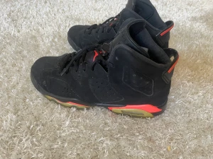 Jordan 6 Retro Infrared Black (2014) - Retro Jordans 6 2014 modell. Storleken är 40 men funkar även för 39. Rätt så använda. Priset kan diskuteras!