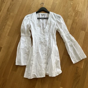 Vit klänning  - Den är från asos, storlek 36 men skulle säga att den passar mer en 34 