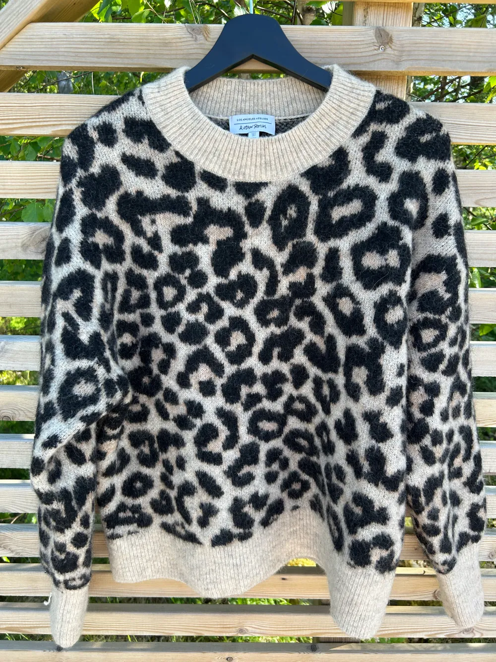 Leopardmönstrad stickad tröja från & Other Stories (Loa Angeles Atelier) i mohairblandning. Endast använd vid enstaka tillfällen. Tjock och rejäl tröja. Mycket fint skick!. Stickat.