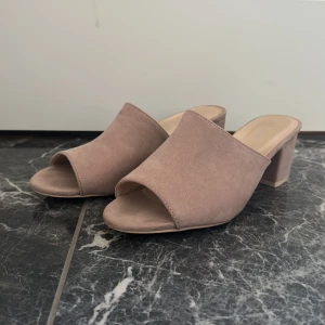 Klackskor - Beiga klackskor från Nelly , använd nån enstaka gång. Låg klack 