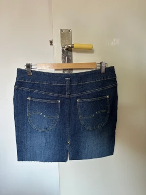 Jeanskjol - Jeanskjol med liten sits i mitten både fram och bak  Inköpt second hand 