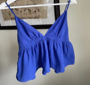 Bikbok topp - En blå BikBok topp i färgen blå. Den är i storlek S och har inga skador eller missfärgningar❤️