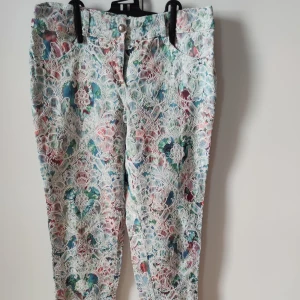 Flowery pattern trousers - Flowery pattern trousers, coloured, in very good shape.