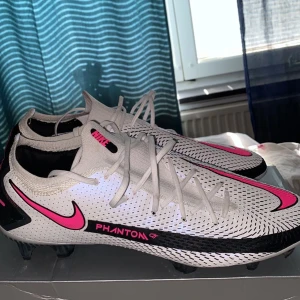 Nike phantom - Nya nike I storlek 45, köpta på euniqueboots Använda 10min under en uppvärmning men får ej lämna tillbaka. 