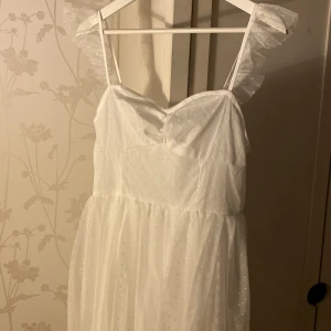 Klänning vit - Ny oanvänd jättefin vit klänning. Large men fungerar även som Medium.