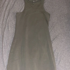 Klänningar  - En tajt ljusgrön och svart klänning, 70kr styck. Hör av er för bättre bilder 