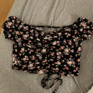 T shirt  - Off shoulder t shirt med dragsko, Inga defekter 