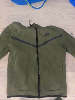 Nike tech fleece Green/black New season  - Hej säljer min Nike tech fleece då jag vuxit ur den. Den är tvättad och skulle rekommendera storlek S/Xs till den som köper 