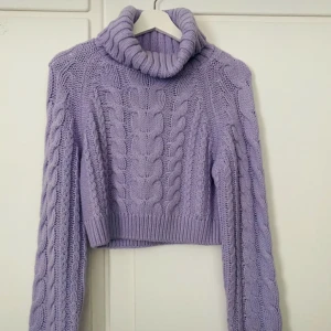 Lila stickad tröja - Lila stickad cropad polotröja från Gina Tricot. Aldrig använd! (Ord pris 399kr)