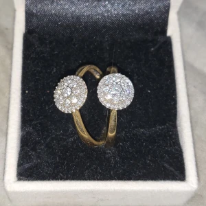 Äkta diamant, guld, inkl kvitton samt försäkrade båda två. - Bild 1 var årets julklapp på Guldfynd. Annonsen gäller 2 likadana 18k guldringar i Halomodell 0,20c diamanter. Ena är 18 andra 19 i strl. Har mkt smycken men vill köpa nå annat. Kvitto finns och jag skickar försäkringar då båda är försäkrade hos solid