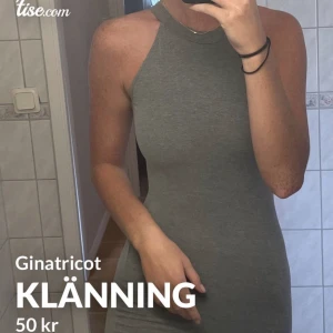 Klänning - Grå figurnära klänning från ginatricot. Säljer pga för kort (är 180cm)