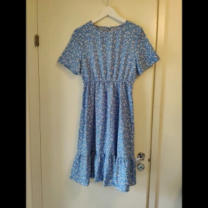 Blå blommig klänning - Superfin klänning i blått och vitt! Blommig.