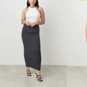 Kjol - Hej, säljer denna kjol då den inte kommit till användning, ny skick. Ordinarie pris 279kr