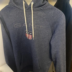 Blå Gant hoodie - blå Gant hoodie i bra skick!