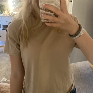 Enkel beige t-shirt  - En enkel beige t-shirt med bekvämt material🫶🏻En helt underbar tröja för varma dagar💘säljer på grund av för liten