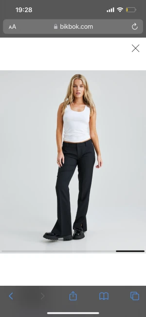 Lågmidjade kostymbyxor Bikbok  - Säljer mina lågmidjade, utsvängda kostymbyxor med slits där nere som är från Bikbok❤️super bra skick ( pris diskuteras, kom med förslag )
