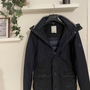 J.Lindberg vinterjacka - Tjock J.Lindberg vinterjacka för billigt pris. Finns enstaka defekter, skick 7/10. Premium kvalitet och fin insida. 