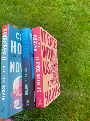 Böcker - Fina och nya böcker, ugly love är läst och har lite markeringar i den. Annrs fina böcker. 89 kr styck eller alla för 270kr