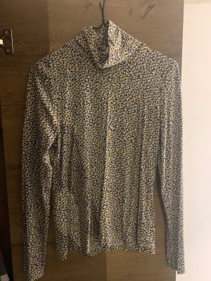 Turtel necked långarmad - En turtlenecked långarmad  Färg: blå,vit,gul liten blandning  Aldrig använd 